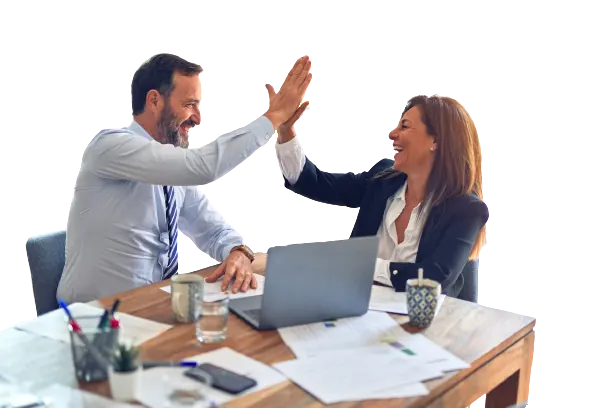 Contador e cliente comemorando com um toca-aqui em uma mesa de trabalho